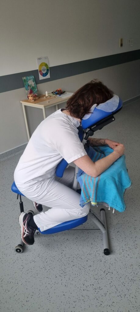 Soignant installé sur une chaise de massage assis