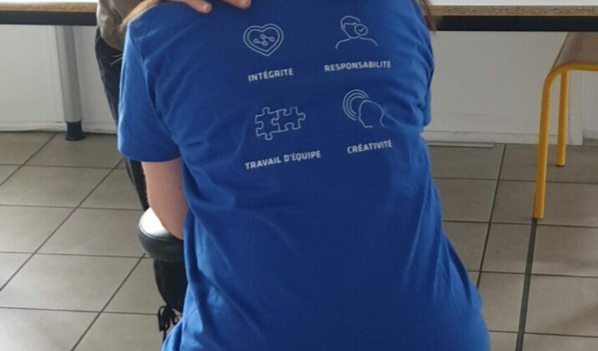 Massage des trapèzes lors d'un massage assis en entreprise/QVT